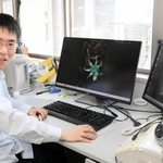 神戸大大学院理学研究科の末次健司教授。「日本で菌従属栄養植物を専門に研究しているのは僕くらい」と笑う＝神戸市灘区六甲台町