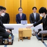 加古川青流戦の開幕局で初手を指す藤本渚四段（右）。左は高田明浩四段＝２７日午前、加古川市加古川町溝之口