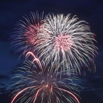 相生ペーロン祭の海上花火大会で４年ぶりに打ち上げられた花火＝２７日夜、相生市の相生湾（撮影・辰巳直之）
