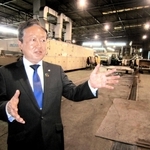 工場内の設備について説明する戸田健一社長＝姫路市東郷町