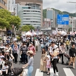 大勢の人でにぎわう神戸まつりの会場＝２８日午前、神戸市中央区〈撮影・小林良多）