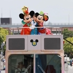 東京ディズニーリゾート４０周年を記念して、神戸まつりで披露されたスペシャルパレード＝２８日午後、神戸市中央区（撮影・小林良多）