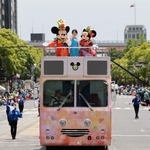 東京ディズニーリゾート４０周年を記念して、神戸まつりで披露されたスペシャルパレード＝２８日午後、神戸市中央区（撮影・小林良多）