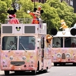 沿道の人たちを魅了したディズニーパレード＝２８日午後、神戸市中央区（撮影・長嶺麻子）