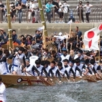 心を一つに櫂を振るい、ペーロン舟を動かす選手たち＝２８日午後、相生市の相生湾（撮影・辰巳直之）