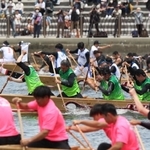 心を一つに櫂を振るい、ペーロン舟を動かす選手たち＝２８日午後、相生市の相生湾（撮影・辰巳直之）
