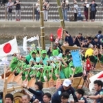 心を一つに櫂を振るい、ペーロン舟を動かす選手たち＝２８日午後、相生市の相生湾（撮影・辰巳直之）