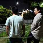 神社で挙式するゲイの２人＝尼崎市内