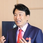 取材に応じる南部靖之代表＝淡路市野島大川