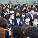 今年３月に行われた三田市立けやき台中学校の卒業式で、保護者らに見守られながら花道を歩く卒業生＝三田市けやき台２