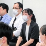 結審後に支援者らが集まった報告集会に出席した伊藤あかねさん（右から２人目）＝３０日午後、神戸市中央区橘通３