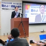 報告集会であいさつする兵庫訴訟の原告代表、橋本洋一さん＝神戸市中央区橘通３