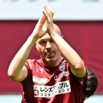 退団発表から初のホームゲームとなったＦＣ東京戦。試合前のサポーターからの声援に応えるＪ１神戸のイニエスタ選手＝５月２７日、神戸市兵庫区のノエビアスタジアム神戸