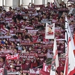 試合開始前のヴィッセル神戸のサポーター席。勝利を願い、イニエスタ選手らにエールを送る＝５月２７日、神戸市兵庫区のノエビアスタジアム神戸