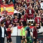 サポーターが背番号８のユニホームを掲げ、イニエスタ選手（８）に惜しみないエールを送った＝５月２７日、神戸市兵庫区のノエビアスタジアム