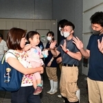 来園者を見送るスタッフら＝３１日午後６時４９分、神戸市須磨区若宮町１、須磨海浜水族園（撮影・斎藤雅志）