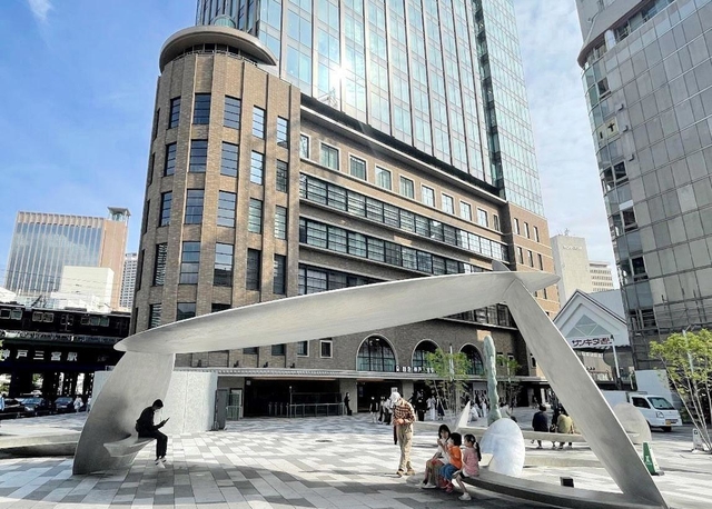 神戸三宮阪急ビルとサンキタ広場＝神戸市中央区（阪急阪神不動産提供）