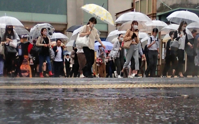 雨の中、傘を差して足早に歩く人たち＝２日午前、神戸市中央区元町通１（撮影・斎藤雅志）