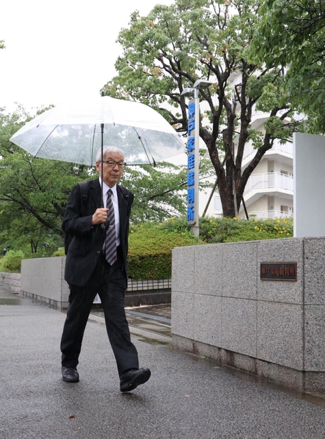 最高裁職員の説明を聞くため、神戸家裁に入る土師守さん＝２日午後、神戸市兵庫区（撮影・大森　武）