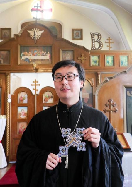 ウクライナ、ロシア双方の信徒に寄り添う神戸ハリストス正教会のワシリイ杉村太郎司祭＝神戸市中央区山本通１