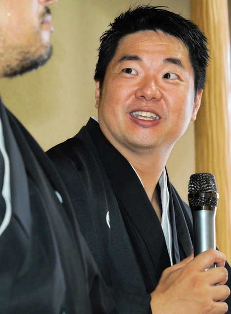 神社での結婚式を終え、会見で思いを語るゲイの２人＝３日午後、尼崎市内