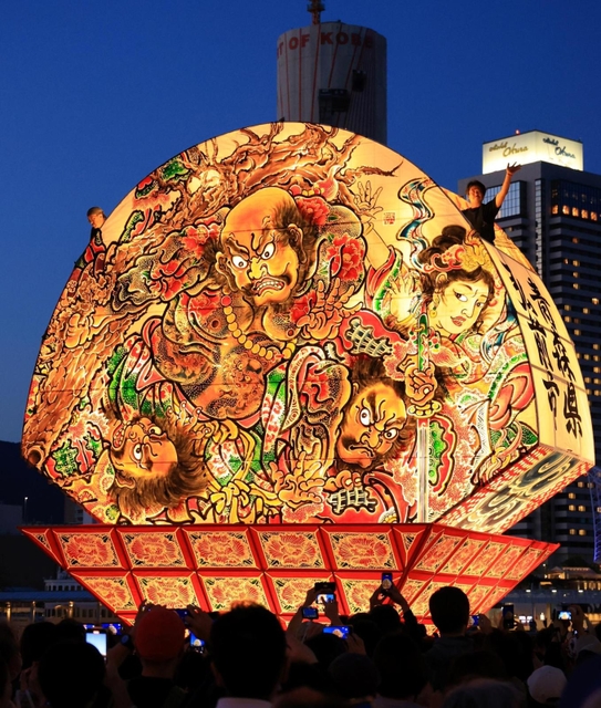 神戸の夜景をバックにミナト神戸に優雅な光をもたらした「弘前ねぷた」＝３日夜、神戸市中央区東川崎町１（撮影・鈴木雅之）