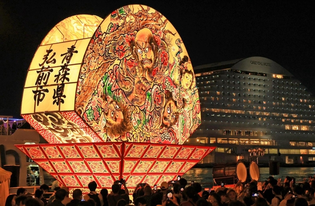 ミナト神戸にお目見えした弘前ねぷた＝３日夜、神戸市中央区東川崎町１のハーバーランド（撮影・鈴木雅之）