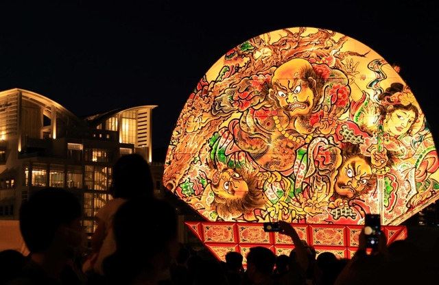 ミナト神戸にお目見えした弘前ねぷた＝３日夜、神戸市中央区東川崎町１のハーバーランド（撮影・鈴木雅之）