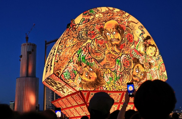 ポートタワーと競演する弘前ねぷた＝３日夜、神戸市中央区東川崎町１のハーバーランド（撮影・鈴木雅之）