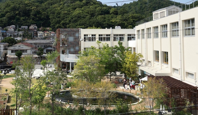 街や山の風景と溶け合った湊山小学校跡のネイチャースタジオ＝神戸市兵庫区雪御所町