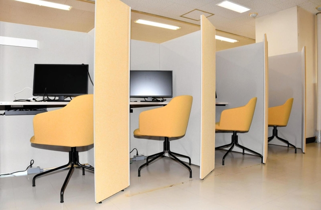 兵庫県庁の「モデルオフィス」に設けられたウェブ会議用のブース＝神戸市中央区中山手通６、県生田庁舎