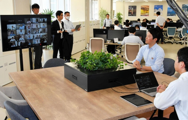 働き方改革に向けて設けられた兵庫県の「モデルオフィス」。斎藤元彦知事（右から２人目）もオンライン会議に臨んだ＝県生田庁舎