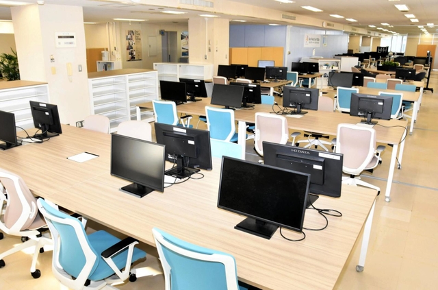 兵庫県職員の働き方改革に向けて設けられた「モデルオフィス」。さながらコワーキングスペースのような雰囲気だ＝神戸市中央区中山手通６、県生田庁舎