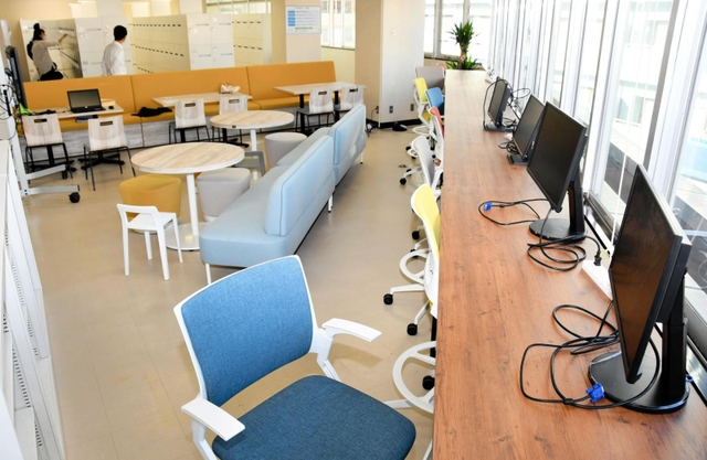 兵庫県庁の「モデルオフィス」に設けられたコミュニティースペース＝神戸市中央区中山手通６、県生田庁舎