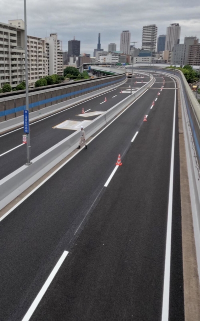 大規模工事を終え、通行再開を待つ阪神高速神戸線＝神戸市中央区