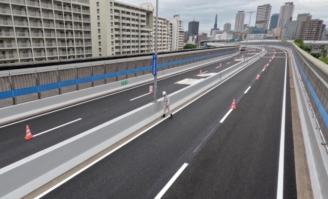 大規模工事を終え、通行再開を待つ阪神高速神戸線＝神戸市中央区