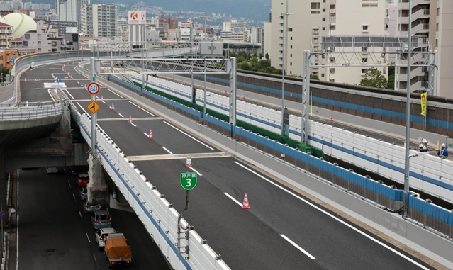 １９日間にわたる大規模工事が終盤を迎え、真新しいアスファルトで覆われた阪神高速３号神戸線＝神戸市中央区