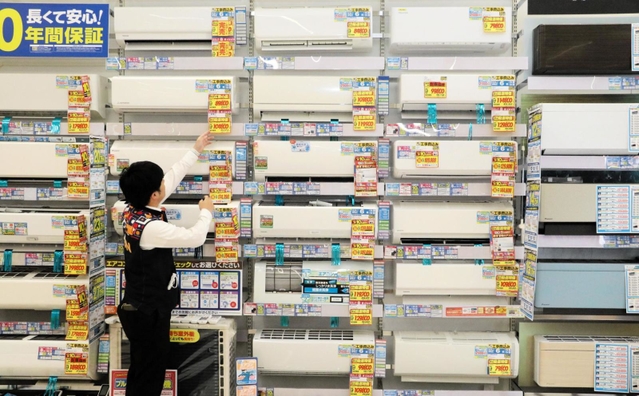 家電量販店の売り場に並ぶエアコン＝神戸市中央区脇浜海岸通２の「エディオン　ブルメールＨＡＴ神戸店」