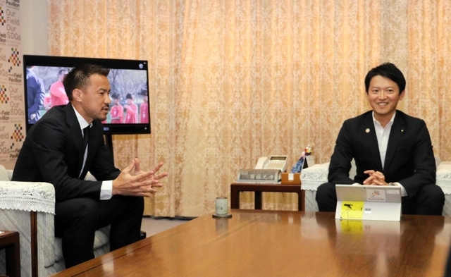 斎藤元彦知事（右）と意見交換する岡崎慎司選手＝兵庫県庁