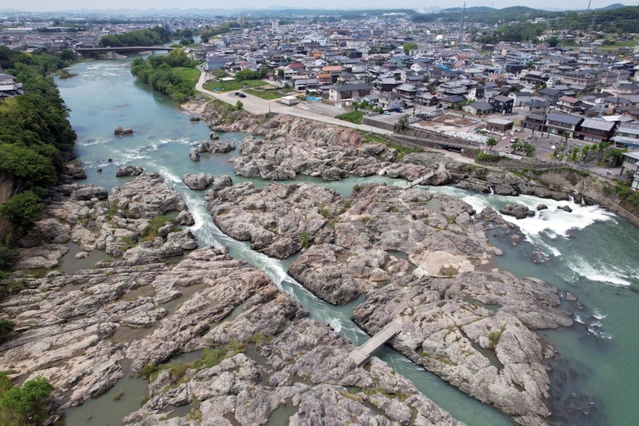 ごつごつした岩肌が広がる闘竜灘＝加東市上滝野