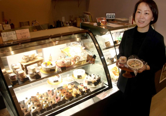 アレルギー対応のスイーツを並べる店舗で「選ぶ体験をしてほしい」と話す武市圭さん＝西宮市東町１