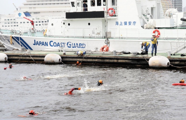 海中で10kgの重り運び、垂らされたロープで船に上ったり…「海猿」が