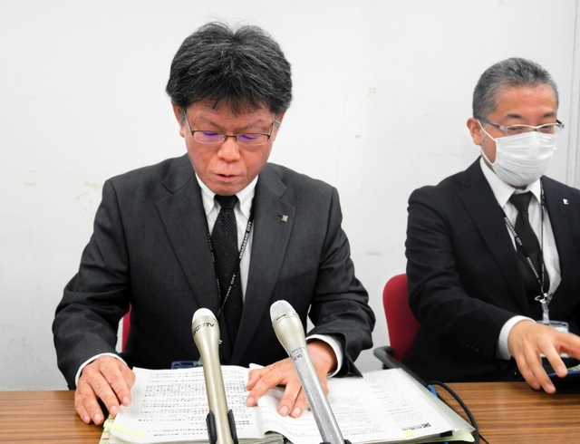 ＵＳＢメモリー紛失問題でビプロジー社に対して損害賠償請求をしたことを報告する上町和生・総務局企画管理課長（左）＝９日午前、尼崎市役所