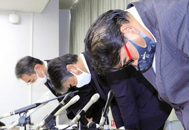 個人情報が入ったＵＳＢの紛失について陳謝する「ビプロジー」の幹部ら＝２０２２年６月２４日、尼崎市役所