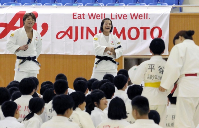 自分たちの名前を冠した柔道教室で参加児童の質問に答えた一二三（左）と詩の阿部きょうだい＝１０日午後、姫路市西延末、兵庫県立武道館