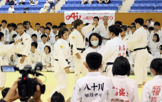 阿部一二三（中央）と阿部詩（中央左）の阿部きょうだいが開いた柔道教室＝１０日午後、姫路市西延末、兵庫県立武道館