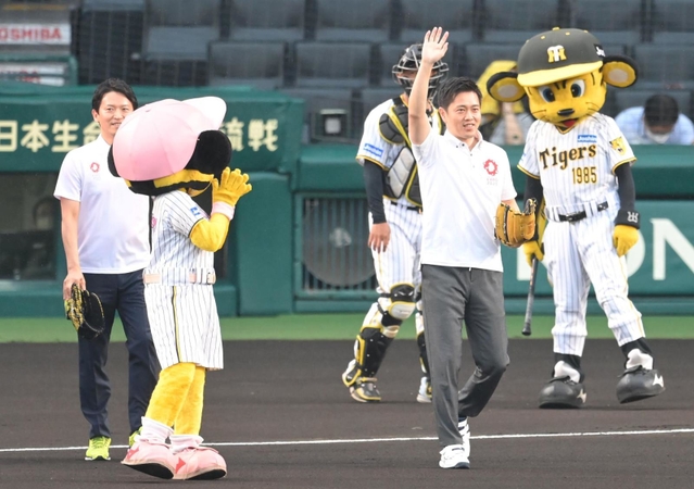 ファーストピッチセレモニーに登場する兵庫県の齋藤元彦知事（左）と大阪府の吉村洋文知事＝１４日午後、西宮市の甲子園球場（撮影・高部洋祐）