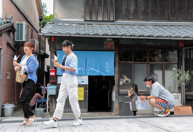 ２０１５年に開店したスイーツ店「坂利太」。若者を中心に注目を集める＝赤穂市坂越