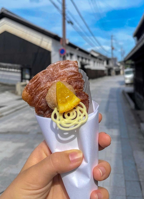 「坂利太」で人気のナポリ伝統のパイ菓子「アラゴスタ」＝赤穂市坂越