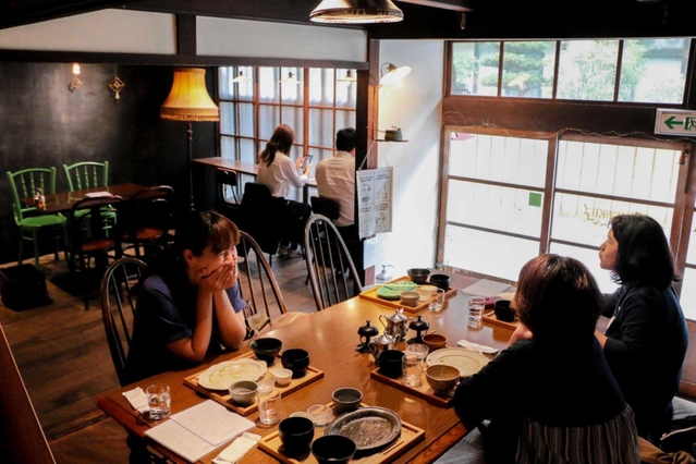 橋本正人さん、愛さん夫妻が経営するカフェ「暖木（のんき）」の店内＝赤穂市坂越